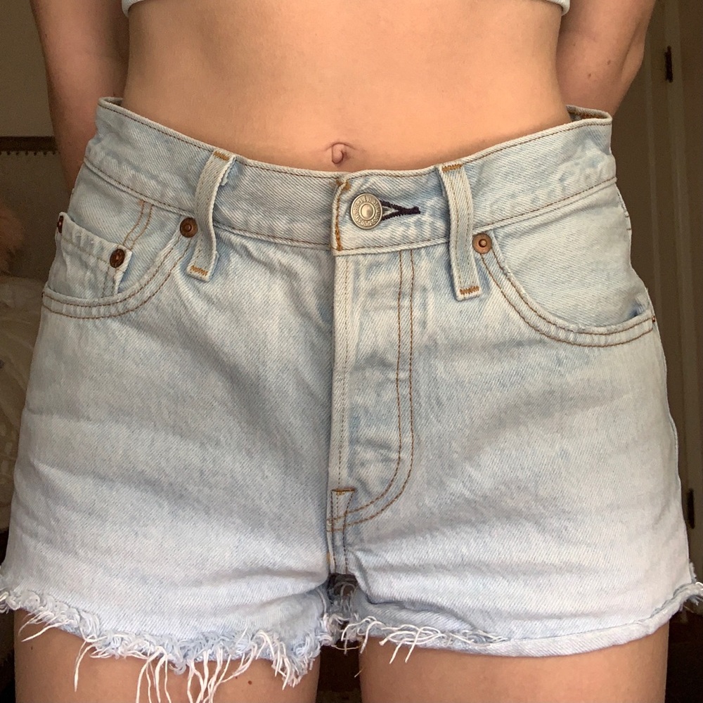 Size 25 light wash Levi shorts